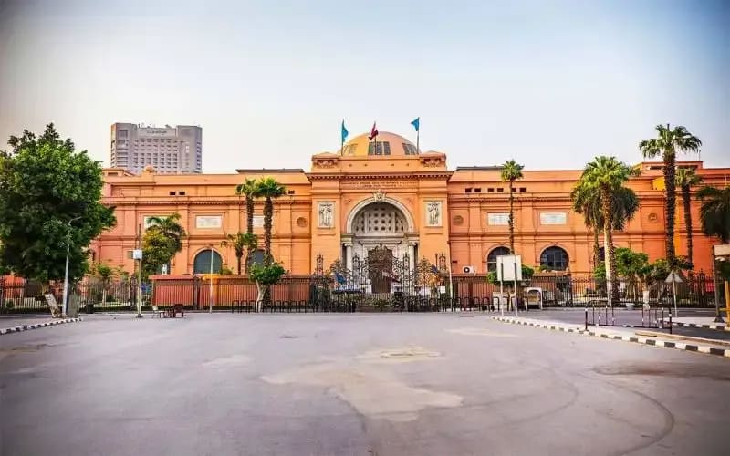 Fachada neoclásica del Museo Egipcio de El Cairo en la plaza Tahrir, Egipto
